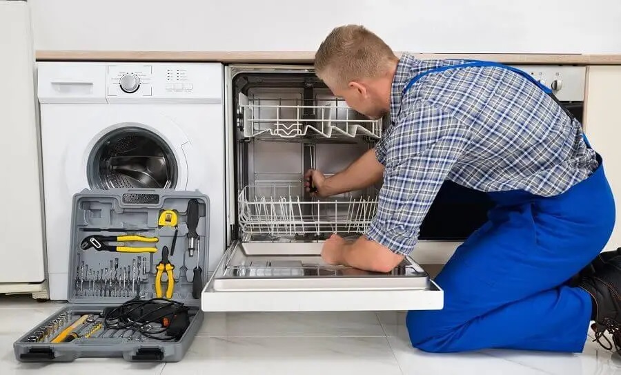 Şişli Electrolux servisi teknisyen ekibi beyaz eşya tamiri yaparken